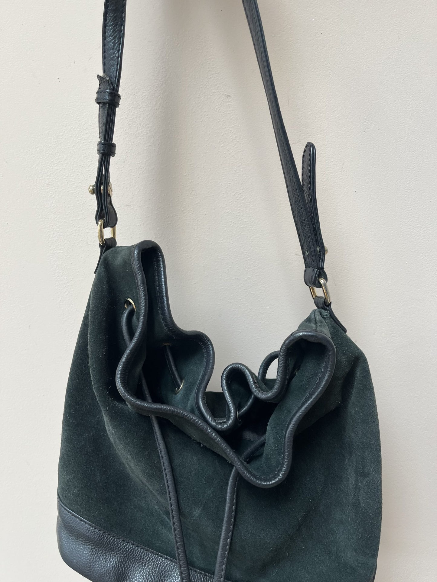 Green suede and leather shoulder bag with tassel