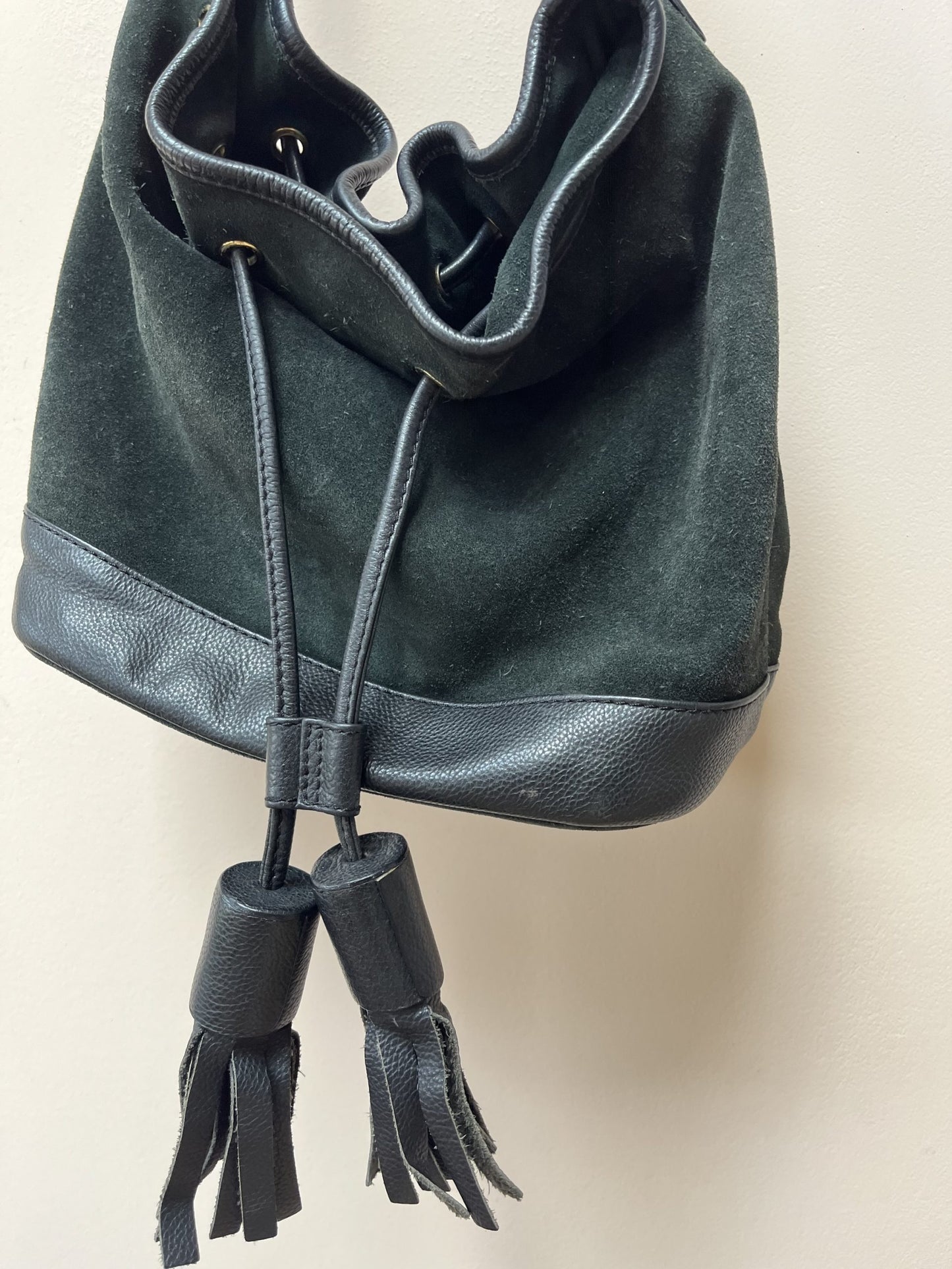 Green suede and leather shoulder bag with tassel